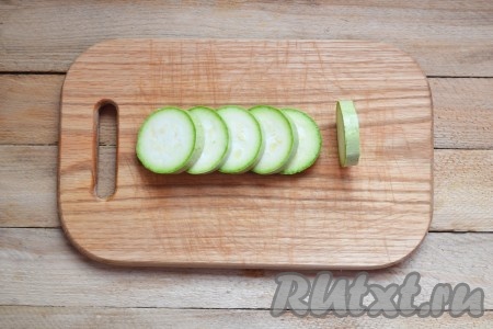 Нарезаем вымытые кабачки на кружочки (шкурку с молодого кабачка можно не снимать). Складываем кружочки в миску и добавляем половину чайной ложечки соли, тщательно перемешиваем.&nbsp;