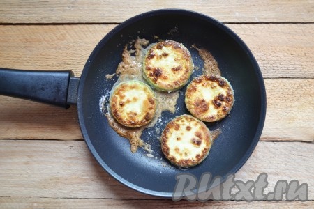 При необходимости, подливаем в сковороду растительное масло.