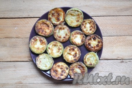 Тёплые (или остывшие) жареные кабачки выкладываем на плоскую тарелку. В принципе, в таком виде можно подавать кабачки к столу. Но я решила дополнить кабачки чесноком, зеленью и помидорами - так намного вкуснее.