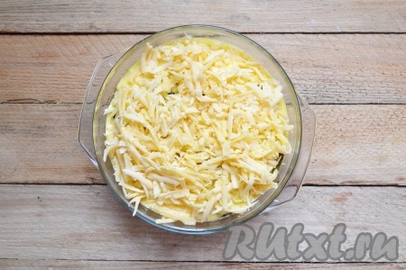 Сверху выкладываем оставшийся сыр и отправляем в разогретую до 180 градусов духовку. Готовим запеканку&nbsp;из кабачков с помидорами и сыром&nbsp;20 минут.