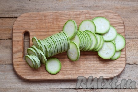 Для этого блюда нужно брать молодые кабачки с мелкими семечками. Кабачки моем (если шкурка тонкая, её можно не снимать), нарезаем на тонкие кружочки, добавляем соль, перемешиваем.