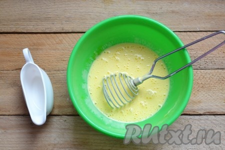 К яйцу вливаем молоко, взбиваем венчиком до однородности.