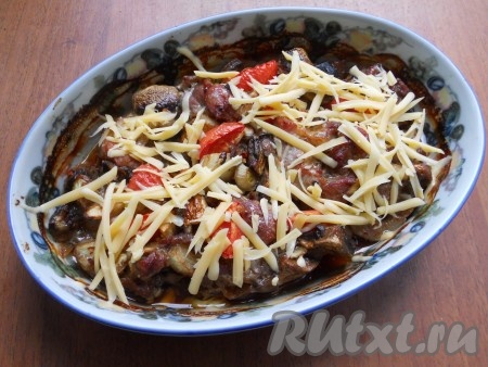 Духовку разогреть до 200 градусов. Готовить мясо с шампиньонами при этой температуре 30 минут, затем температуру уменьшить до 180 градусов и готовить еще 15 минут. Далее вынуть форму, посыпать блюдо тертым сыром и снова отправить в духовку на 10 минут при температуре 180 градусов.
