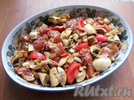 Также добавить растительное масло, паприку и влить соевый соус. Все тщательно перемешать и выложить в подходящую форму для запекания. Помидор нарезать дольками и разложить между мясом.
