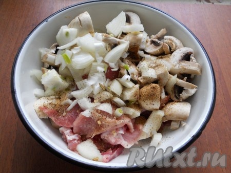 Лук репчатый нарезать (не мелко), добавить к мясу и грибам. Все поперчить, всыпать сушеный чеснок.
