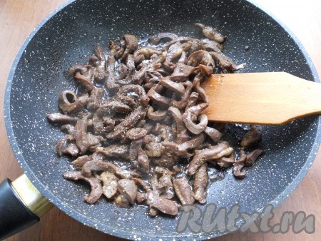 Сковороду разогреть с 2 столовыми ложками подсолнечного масла, выложить кусочки сердца и вылить маринад. Сердце посыпать черным перцем и кориандром.&nbsp;
