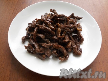 Жарить свиное сердце на среднем огне около 15 минут, периодически помешивая. Когда вся жидкость испарится - сердце готово! Переложить кусочки на блюдо.