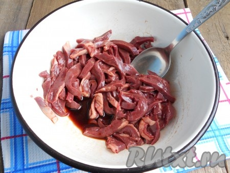 Свиное сердце хорошо помыть, удалить жир и пленки. Нарезать сердце тонкими брусочками, поместить в миску. Влить соевый соус, добавить уксус и сахар. Все перемешать и оставить на 1,5-2 часа для маринования. Несколько раз сердце следует перемешать.
