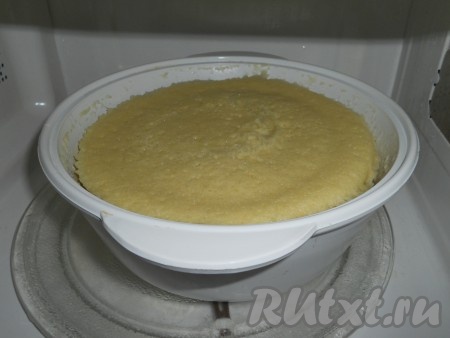 Поместить форму с тестом в микроволновую печь на 5-8 минут. При мощности СВЧ 900 Вт бисквит печется 5 минут, при 750-800 Вт - 7 минут. Если верх бисквита не липнет - он готов! Не передерживайте выпечку в микроволновке - она будет резиновой.
