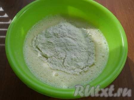В яичную смесь добавить просеянную муку и разрыхлитель, перемешать до однородного состояния.