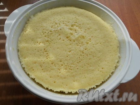 Готовый бисквит оставить в микроволновке после выпечки на 3-5 минут, после этого остудить его на решетке, перевернув и убрав пергамент.
