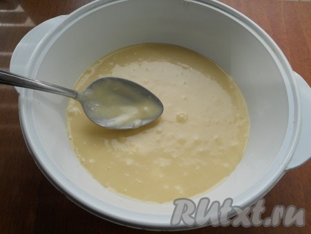 Форму с высокими бортами для микроволновки смазать немного сливочным маслом и на дно поместить пергаментную бумагу. Вылить подготовленное тесто.