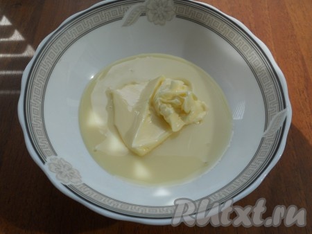 К сгущенному молоку добавить размягченное сливочное масло.&nbsp;Перемешать венчиком до однородности.
