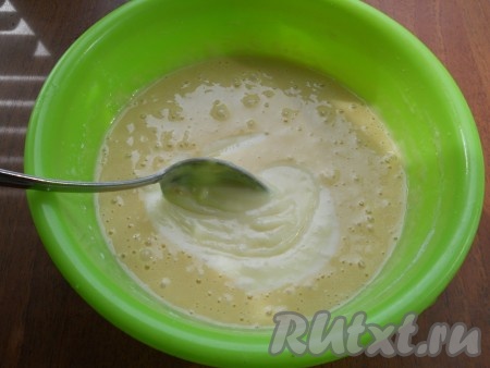 Сюда же добавить смесь сгущенки и масла. Перемешать.