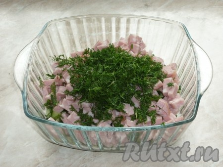 Укроп и лук вымыть, мелко нарезать, добавить к колбасе и огурцам.&nbsp;
