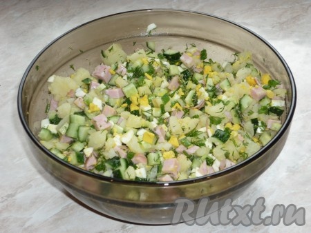 Все нарезанные ингредиенты перемешать и посолить по вкусу.&nbsp;
