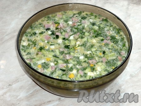 Залить всё квасом, перемешать. Если нужно, добавьте ещё специи по вкусу.&nbsp;
