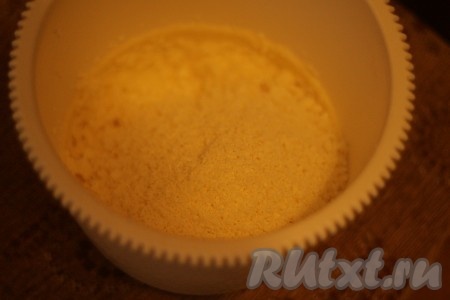 Добавить творог.