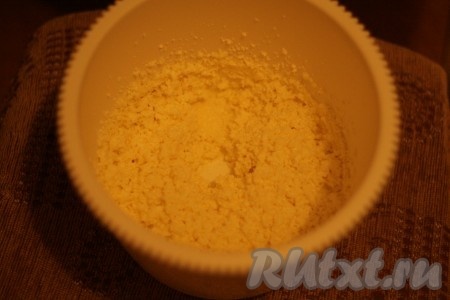 Полученную смесь взбивать еще 3 минуты.