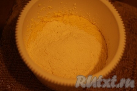 Муку просеять, смешать с разрыхлителем и ванилином. Постепенно ввести в нашу массу муку, продолжая взбивать.