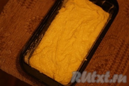 Форму для кекса смазать сливочным маслом и выложить в нее тесто.