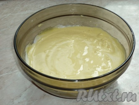 Соду погасить уксусом и отправить к яичной массе. Сливочное масло растопить, охладить и вылить к остальным ингредиентам. Всё перемешать. 