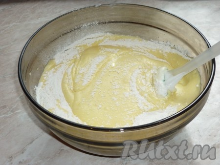 Всыпать просеянную муку и аккуратно перемешать.&nbsp;
