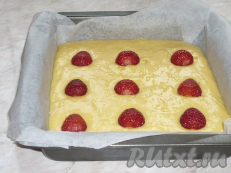 Сверху разложить вымытую клубнику. 