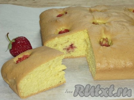 Выпекать бисквит с клубникой в разогретой до 180 градусов духовке 35-40 минут. Время выпечки зависит от Вашей духовки. Готовый бисквит достать из формы, дать остыть.&nbsp;
