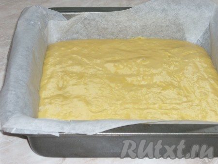 Форму для выпечки застелить пергаментом и вылить тесто. 