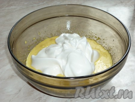 Белки взбить миксером в стойкую пену с оставшимся сахаром. Взбитые белки добавить к желткам и аккуратно перемешать.&nbsp;
