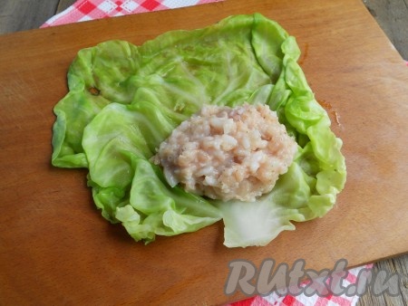 На лист капусты выкладывать по 2 столовые ложки фарша.
