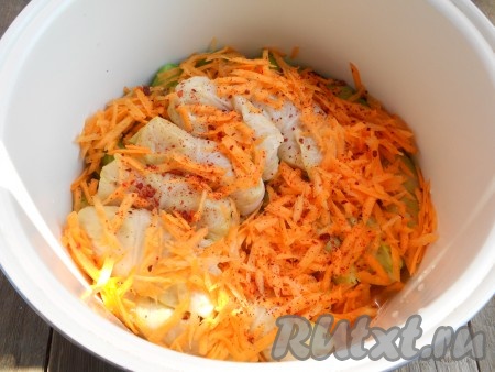 Морковь натереть на крупной терке и посыпать ею голубцы. Также посыпать сверху хлопьями паприки.