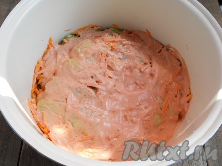 На голубцы выложить измельченный чеснок, залить приготовленным томатно-сметанным соусом. Воду немного посолить, добавить чуть черного свежемолотого перца и влить эту воду в чашу мультиварки.
