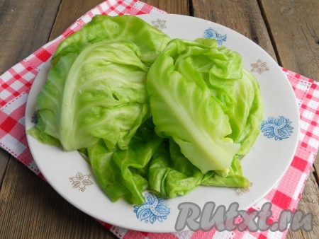Капусту отварить в кипящей подсоленной воде, снимая постепенно верхние листья. Молодая капуста варится быстро, не переварите! Верхние листья снимайте минуты через 3, подрезая утолщения. Листья остудить и утолщения срезать.
