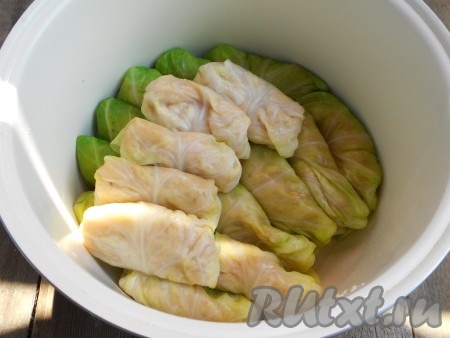 Подготовить таким образом все голубцы. В чашу мультиварки влить растительное масло и сложить голубцы в один или в два слоя.