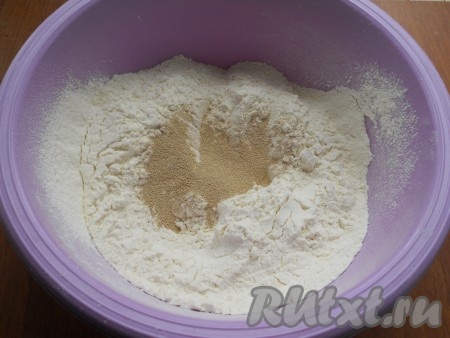 Муку просеять и смешать с сухими дрожжами.
