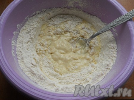 Сделать в мучной смеси углубление и частями вливать жидкую смесь, замешивая тесто.