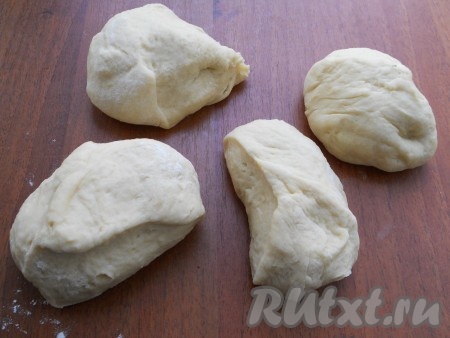 Подошедшее тесто обмять, разделить на 4 части.