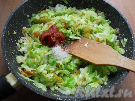 Капусту посолить, поперчить, добавить томатную пасту и сахар.
