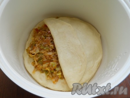 Далее следующую лепешку + часть капусты и т.д. Верхней должна быть последняя лепешка. Края хорошо прижать.