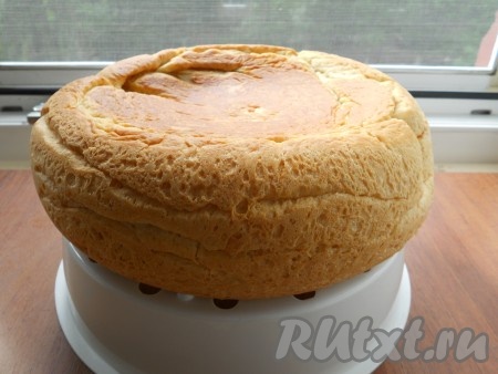 Готовый пирог извлечь из чаши, остудить до теплого состояния.