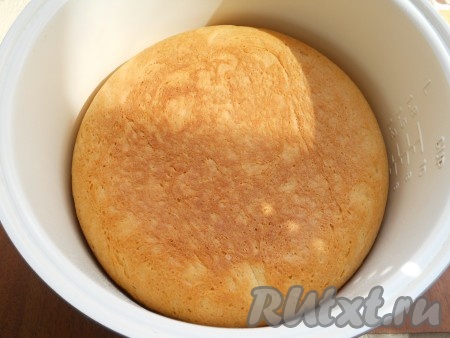 По истечении времени выставить режим "Выпечка" на 55 минут, затем пирог, с помощью контейнера для варки на пару, перевернуть и на режиме "Выпечка" готовить еще 25 минут.
