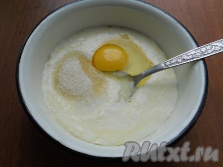 Для приготовления теста: растопить и слегка остудить сливочное масло, добавить кефир, растительное масло, яйцо, соль и сахар, тщательно перемешать получившуюся жидкую смесь.
