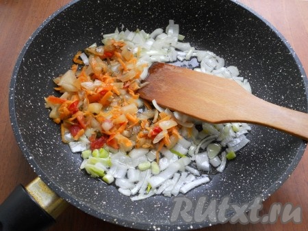 Пока тесто подходит, приготовить начинку: лук очистить, нарезать, обжарить немного, помешивая, на растительном масле, добавить заправку для супа (если таковой у вас нет, добавьте по половине сладкого болгарского перца и тертой моркови, нарезанный свежий помидор).
