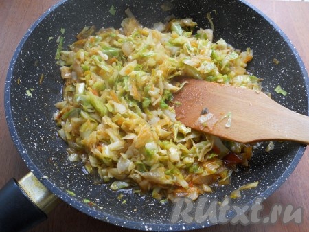 Перемешать и тушить капусту до готовности (молодую капусту я тушила буквально минут 7). В конце тушения добавить измельченный чеснок. Капусту полностью остудить.
