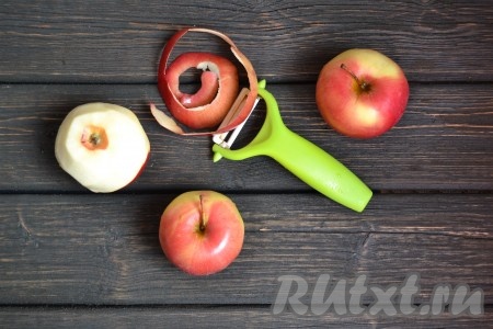 Яблоки моем, очищаем кожуру.
