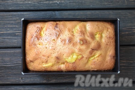 Готовность пирога можно определить спичкой: вставляем ее по центру пирога на всю длину - если при доставании она сухая - пирог готов. Если на ней есть остатки влажного теста - еще необходимо выпекать.