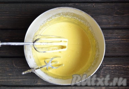 Перемешиваем с помощью миксера. Тесто должно получиться, как густая сметана. При поднятии венчиков, оно должно медленно сливаться вниз.
