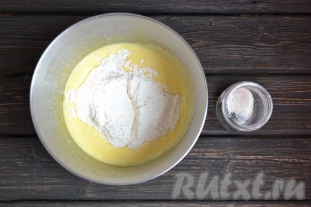 Всыпаем разрыхлитель и просеянную муку. 